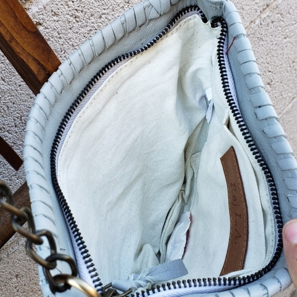 Raj Bag‎ Embroidered Chain

V Messenger
. - Picture 6 of 13